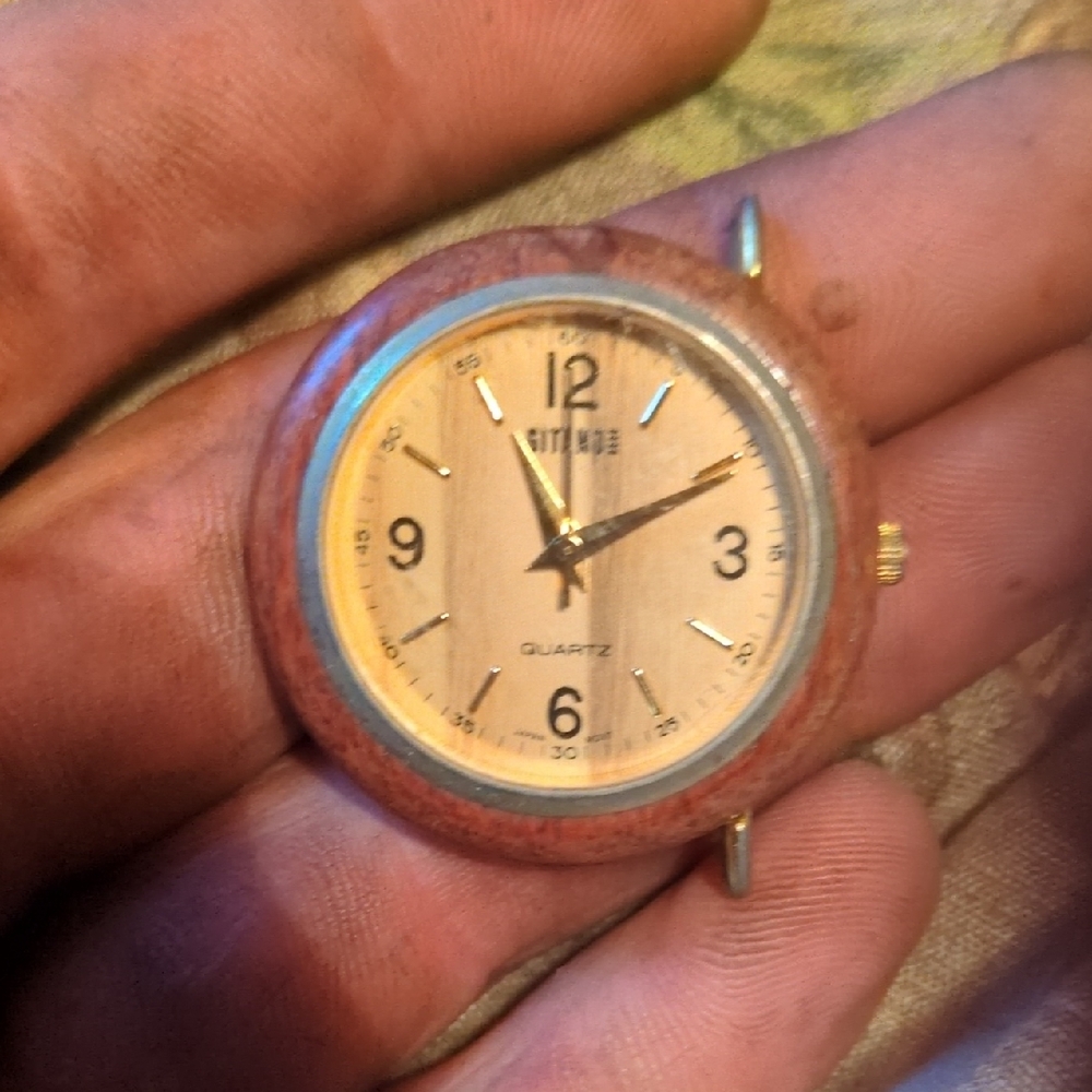 Quartz Watch Face with Pink and Gold Accents
